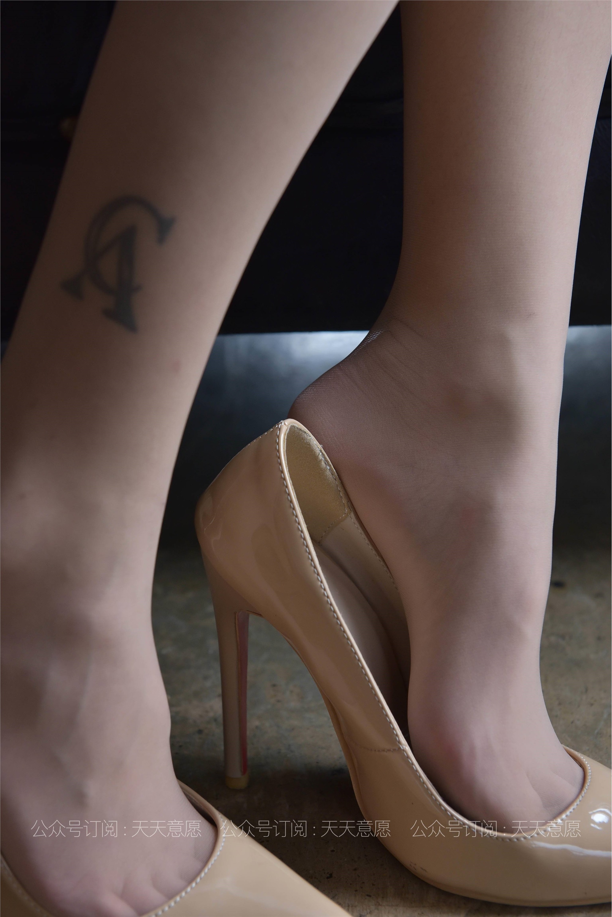 IESS异思趣向 - 模特：潇潇《红裙职业装展示》